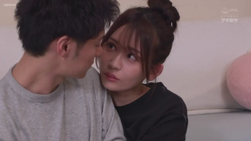 室内 · 面部特写 · 对视 · 抱枕 · 休闲服 · 情侣 · 深情 · 依偎