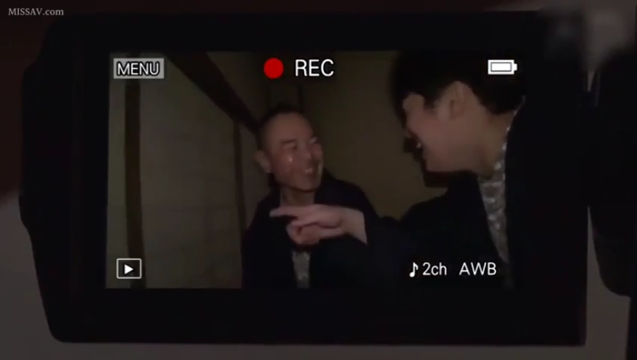室内 · 交流 · 摄像机 · 深色外套 · 摄像机UI界面 · 男人面部特写