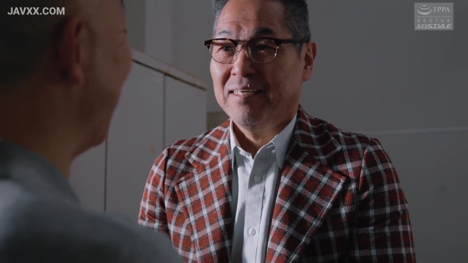 办公或会议场所 · 说话 · 格纹西装外套 · 中年男性面部特写 · 格纹西装
