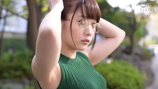 眼镜 · 冷淡 · 唯美 · 腋下特写 · 整理头发 · 户外公园 · 绿色无袖针织衫 · 举手扎发