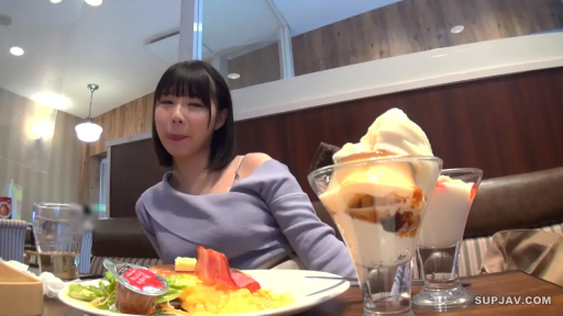 看着镜头 · 餐厅 · 食物 · 女性面部 · 浅紫色露肩上衣