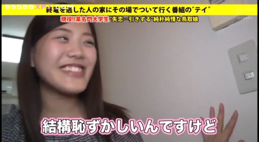 室内 · 站姿 · 面部特写 · 谈话 · 羞涩微笑 · 素人风格 · 灰色格纹上衣