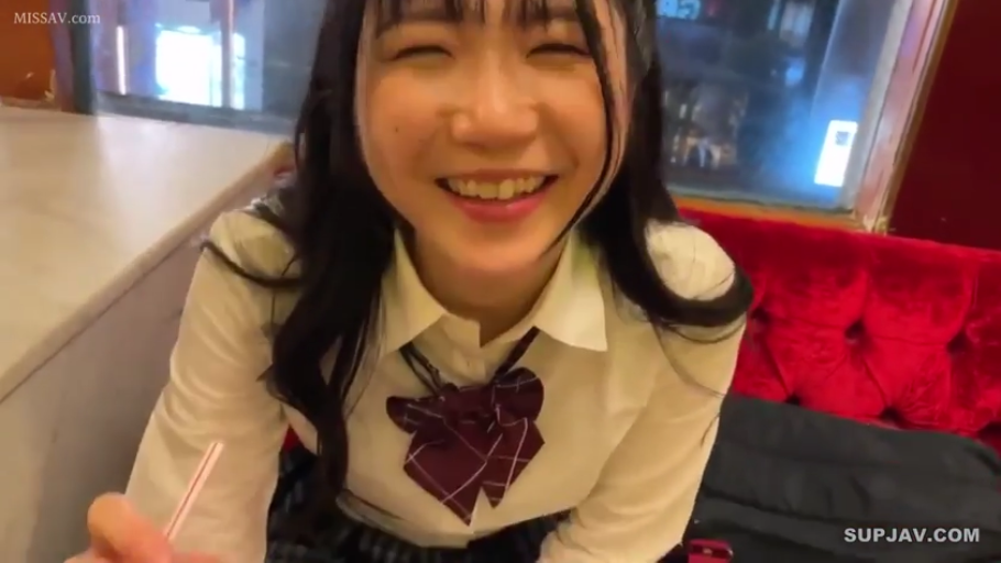 卡座 · 面部特写 · 甜美微笑 · 清纯风 · 吸管 · 深色格纹领结