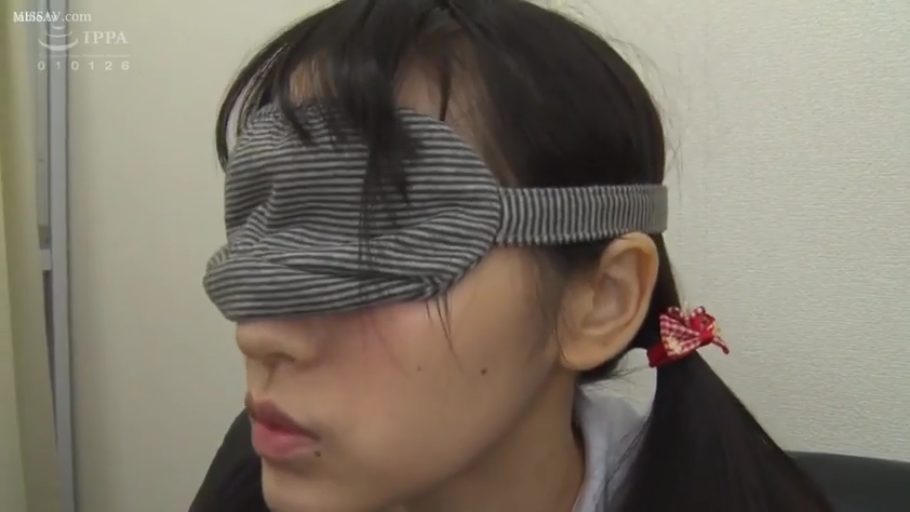 室内 · 脸部特写 · 无表情 · 深色上衣 · 条纹眼罩