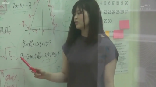 专注 · Classroom · 面部特写 · 白板笔 · 深紫色短袖上衣 · 板书内容为数学函数题