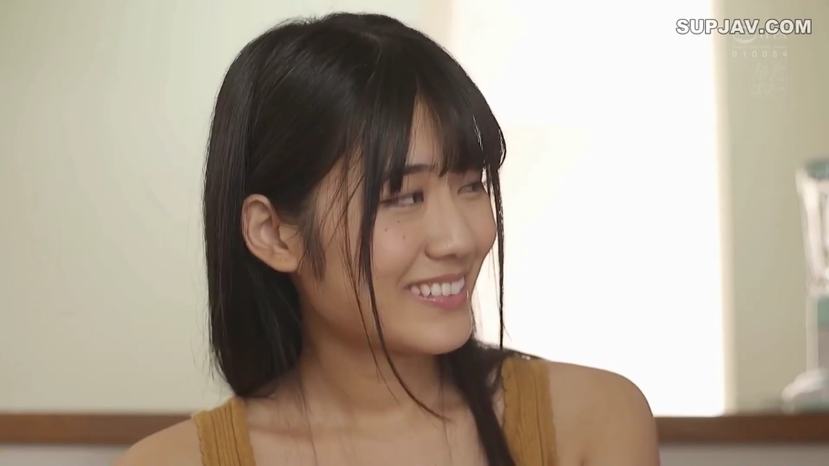 室内 · 头部特写 · 侧身坐 · 黄色吊带背心