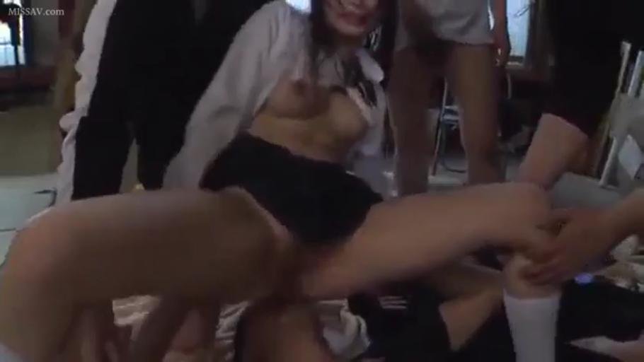 床上 · 面露羞耻 · 白色校服衬衫敞开 · 女性上半身裸露 · 多人性交
