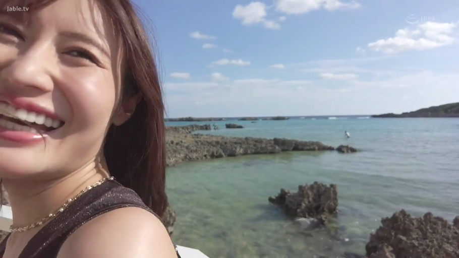 平静 · 挎包 · 侧脸 · 阳光 · 扶头 · 黑色无袖上衣 · 远眺 · 海滨栈道