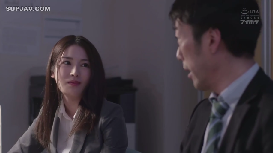 倾听 · 办公室 · 职业套装 · 办公用品 · 女性面部特写