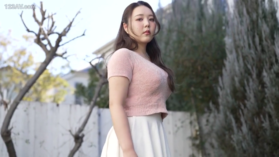 上半身特写 · 淡然 · 空地 · 白色百褶短裙 · 光线明亮