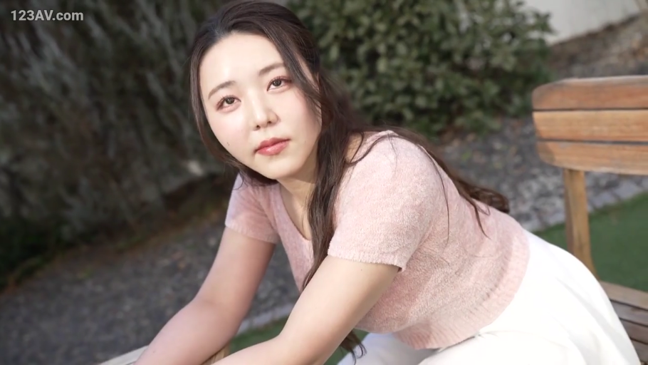 脸部特写 · 注视 · 粉色短袖针织衫 · 自然光 · 公园或庭院