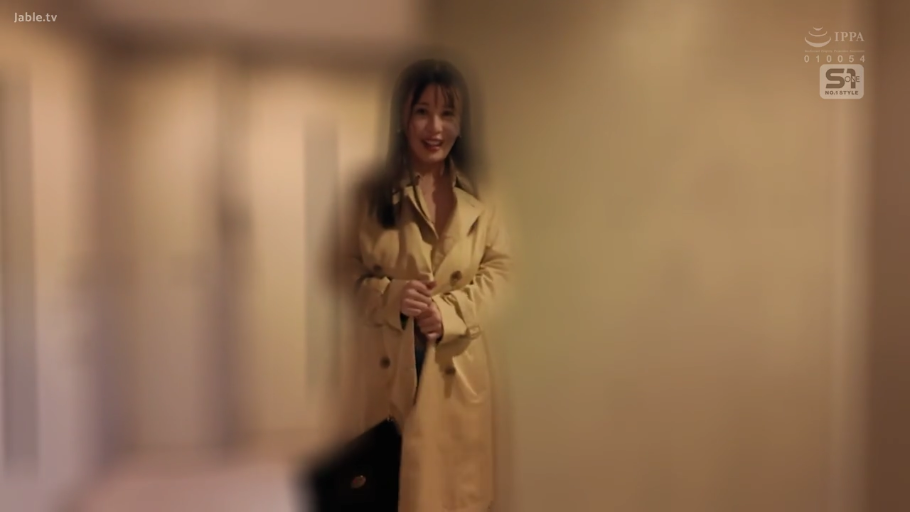 中景 · 站姿 · 微笑 · 手提包 · 走廊 · 风衣 · 日本女优 · 拉住衣襟