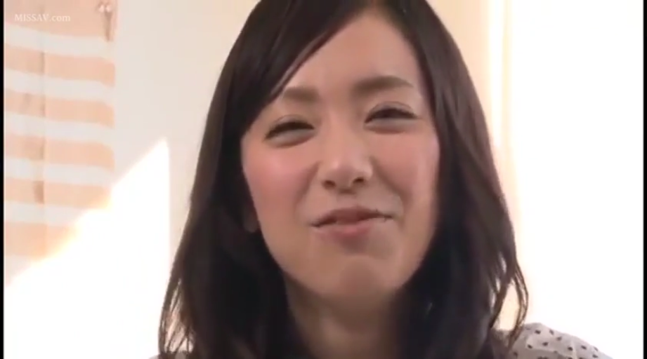 室内 · 脸部特写 · 微笑 · 对话 · 长发 · 正面对镜头 · 圆点上衣