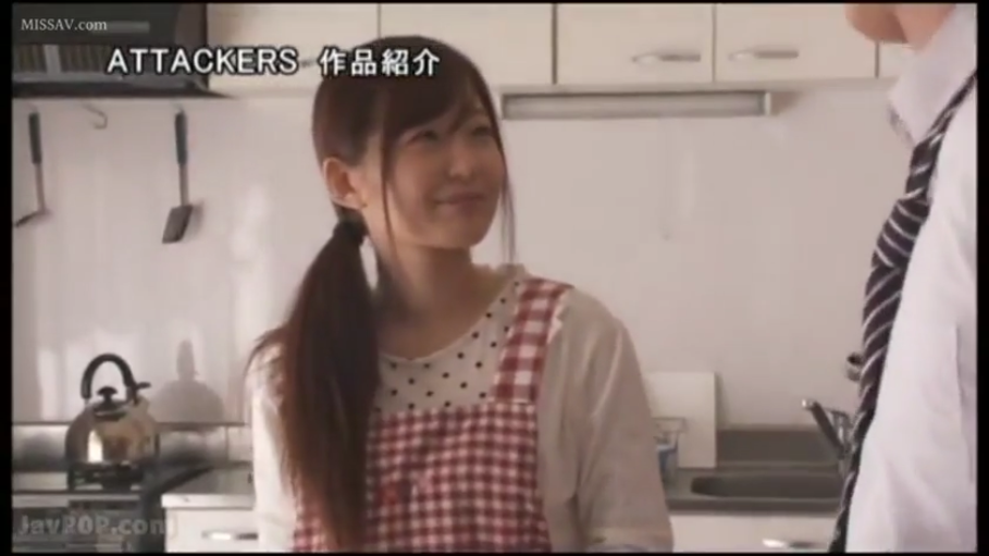 站立 · 中景 · 剧情 · 对视 · 厨房 · 笑容 · 围裙 · 厨具