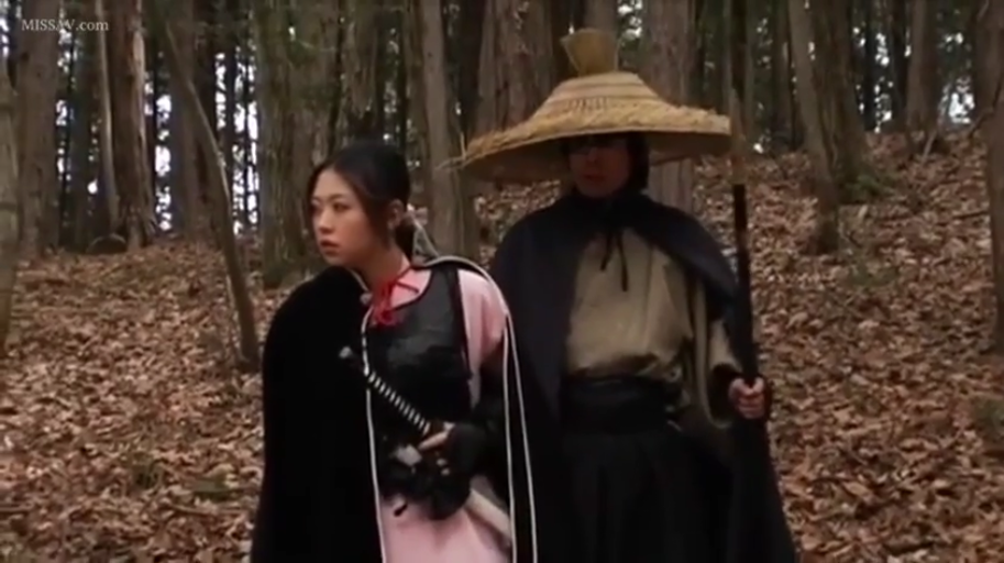 警惕 · 森林 · 斗笠 · 披风 · 枯叶地面