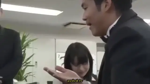 微笑 · 办公室 · 深色西装 · 人物交流