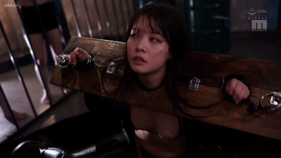 站姿 · 面部特写 · 地牢 · 黑色比基尼