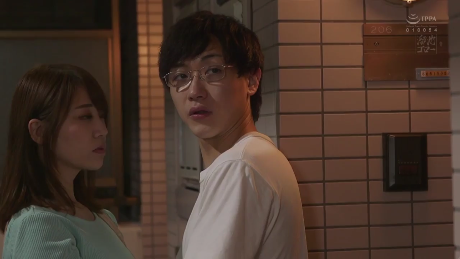 眼镜 · 公寓走廊 · 白色圆领T恤 · 男性脸部特写 · 男性惊讶 · 门牌号206