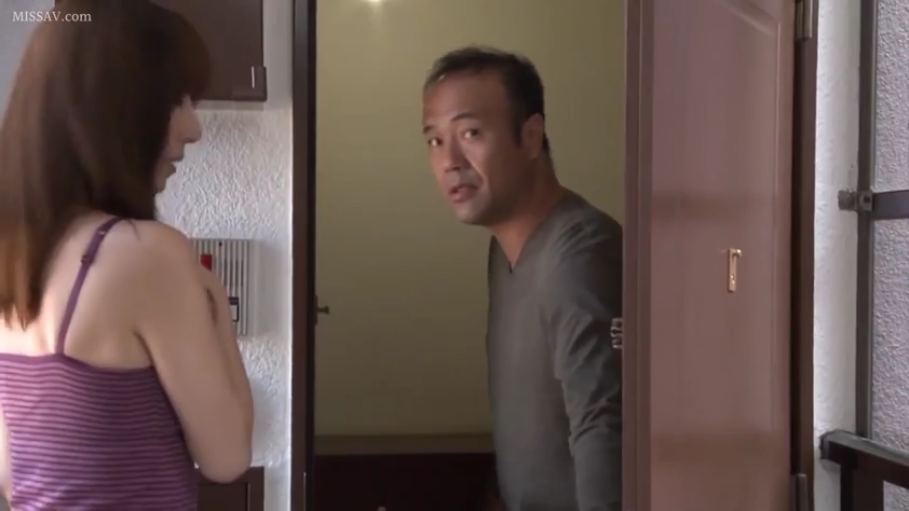 室内门口 · 长袖T恤 · 男人面部特写 · 女子侧脸