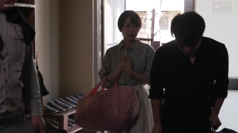 格子衬衫 · 站立 · 对话 · 剧情 · 玄关 · 忧虑 · 旅行包