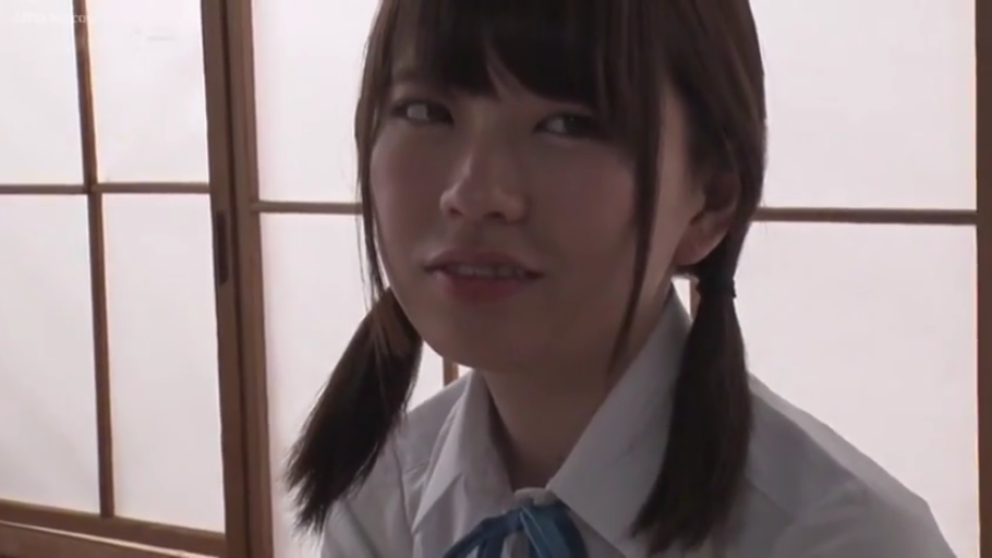 和室 · 肩部以上 · 轻微羞涩 · 蓝色领结
