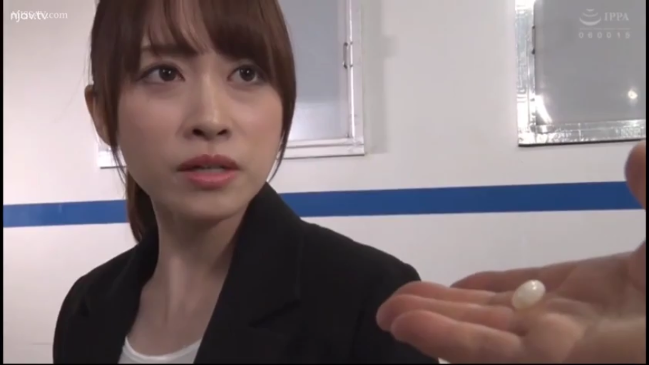室内 · 手部特写 · 疑惑 · 黑色西装外套 · 药丸