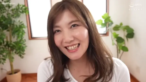 室内 · 脸部特写 · 盆栽 · 白色上衣 · 注视镜头 · 笑容 · 熟女 · 正面