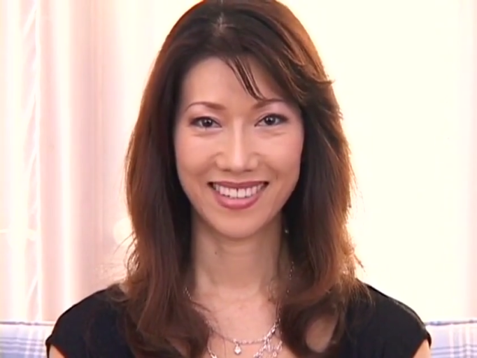 室内 · 微笑 · 面部特写 · 黑色上衣 · 银色项链 · 妆容精致