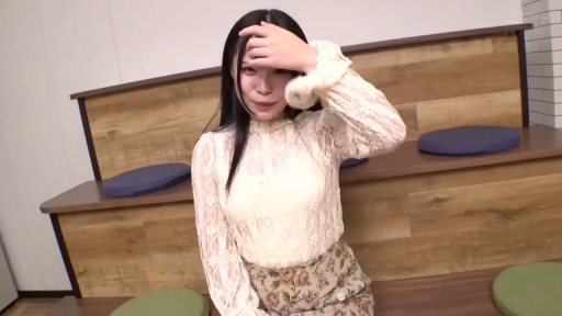看着镜头 · 面部特写 · 室内休息室 · 花卉图案裙子