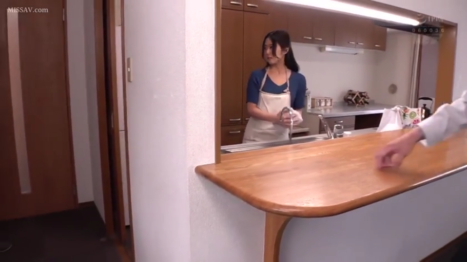 侧目 · 厨房 · 白色围裙 · 围裙