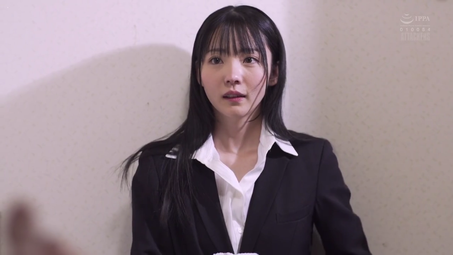 室内 · 半身 · 职业装 · 靠墙