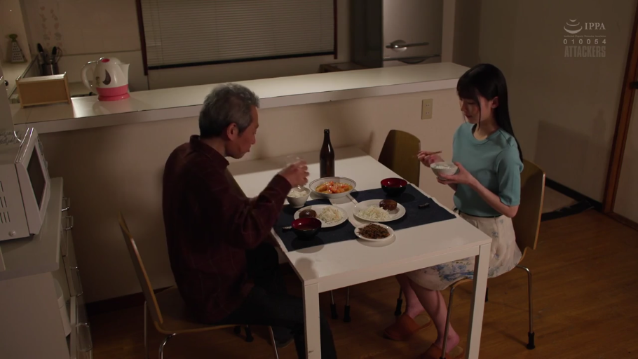 座り姿勢 · 平静 · カジュアルウェア · 遠景 · 餐厅 · 食事 · 餐具 · 日常生活