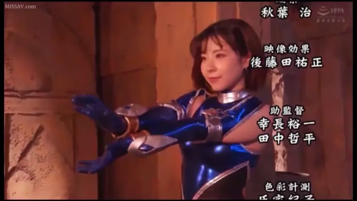 上半身特写 · 自信微笑 · 室内片场 · 战衣手套 · 战衣手套 · 片尾职员表字幕