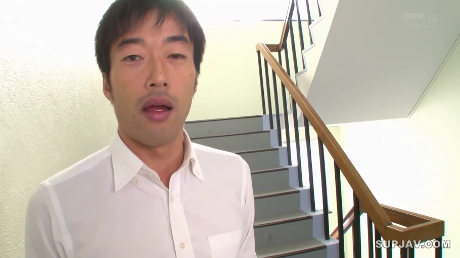 凝视 · 白色衬衫 · 楼梯间 · 顔のクローズアップ