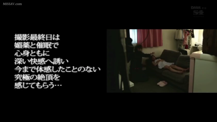 卧室 · 中文字幕 · 白色连衣裙 · 睡着 · 沙发上的人影 · 催眠指令