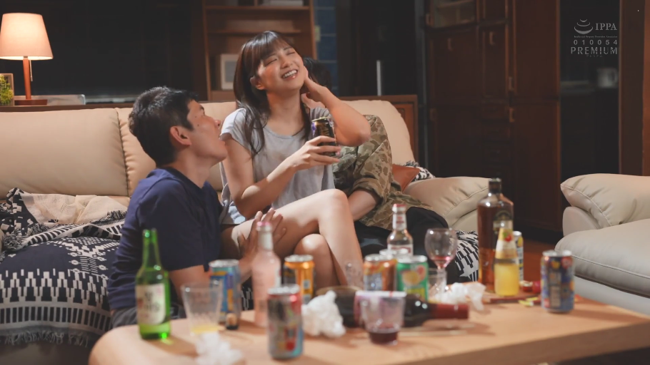 沙发 · 灰色居家短袖 · 两人在沙发上的坐姿 · 零食垃圾 · 女人面带笑意放松 · 桌上满是酒瓶