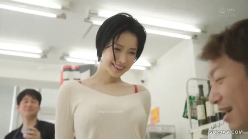 室内 · 站立 · 中景 · 微笑 · 货架 · 露肩针织衫 · 短发 · 俯视