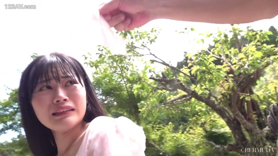 无助 · 纸巾 · 户外树林 · 女性面部特写 · 白色浅色上衣