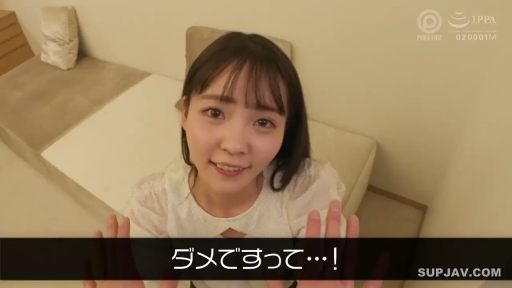 卧室 · 字幕 · 微笑 · 床 · 面部特写 · 白色上衣 · 注视镜头 · 俯视站姿