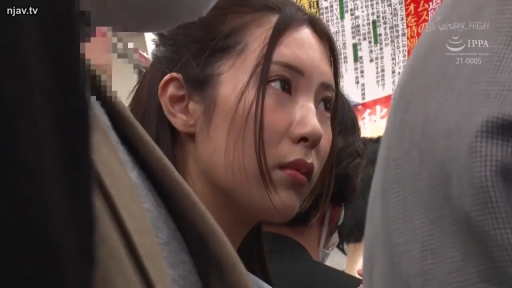 面部特写 · 地铁 · 观察中 · 职场便装 · 环境拥挤