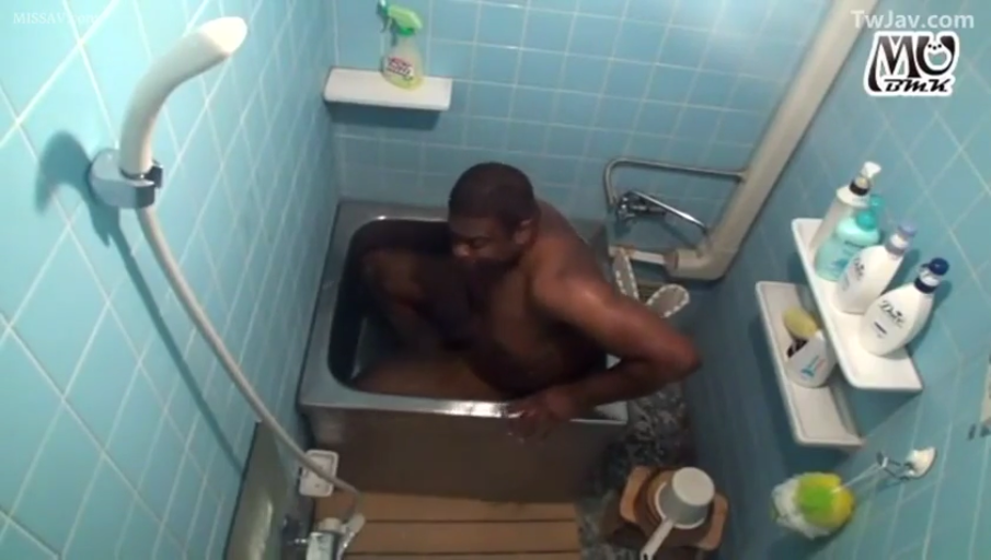 坐姿 · 浴室 · 全景 · 自然 · 裸体 · 洗澡