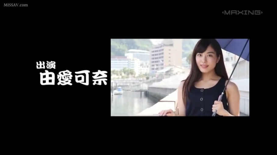 微笑 · 码头 · 雨伞 · 人物面部特写 · 黑色无袖上衣 · 文字字幕
