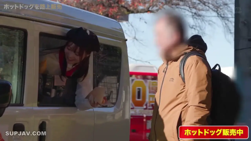 中景 · 微笑 · 交流 · 户外 · 汽车 · 倚靠 · 贝雷帽 · 人脸模糊