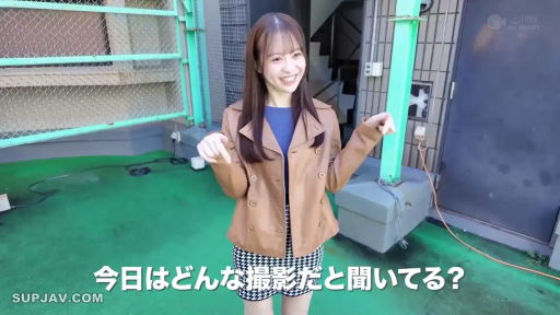 站立 · 夹克 · 半身 · 户外 · 笑容 · 访谈 · 日语字幕