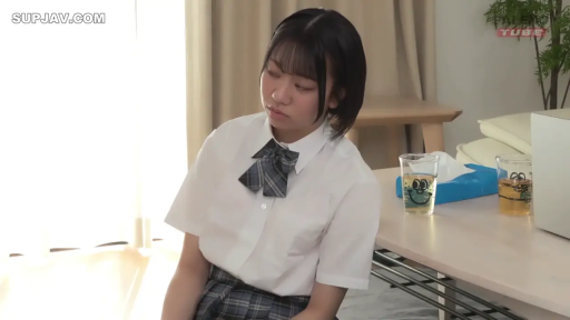 室内 · 坐姿 · 忧郁 · 校服 · 中景 · 桌子 · 短发 · 独坐