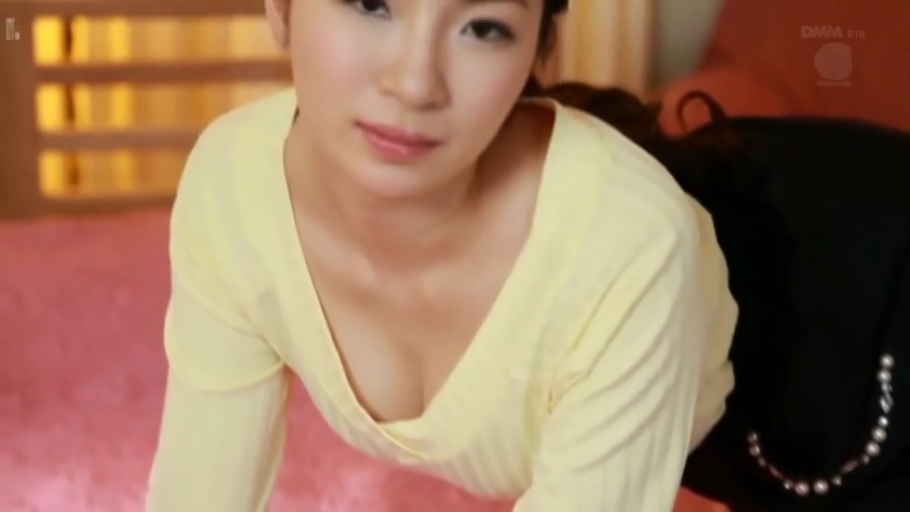 室内 · 俯身 · 注视镜头 · 温柔 · 俯拍 · 乳沟特写 · 淡黄色低胸上衣