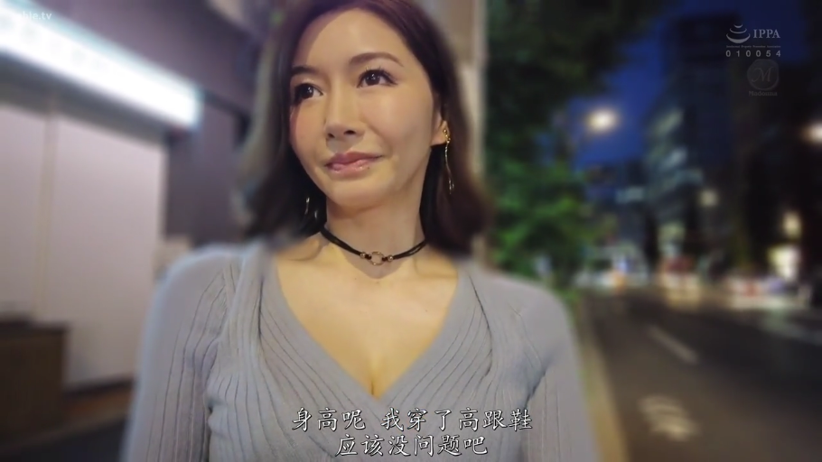 面部特写 · 深情 · 项圈 · 夜晚 · 灰色深V领针织衫