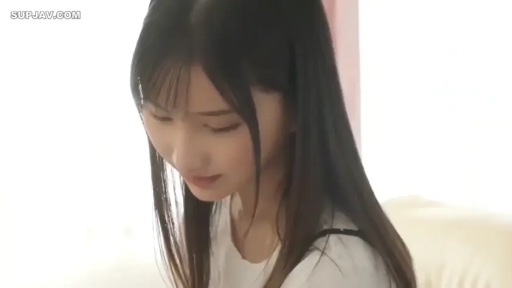 卧室 · 羞涩 · 上半身特写 · 黑色细肩带内衣 · 光线明亮