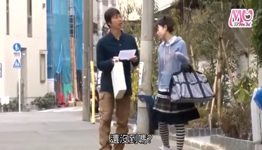 交谈 · 站立 · 全景 · 自然 · 休闲装 · 日常 · 户外街道 · 手提袋