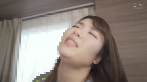 室内 · 脸部特写 · 灰色上衣 · 仰头